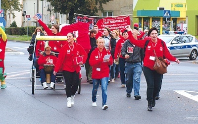 Aby pomóc, wybierz na www.szlachetnapaczka.pl jedną z potrzebujących rodzin i przygotuj dla niej wyjątkową pomoc.  Paczkę można zrobić wspólnie z rodziną, przyjaciółmi, znajomymi z pracy...