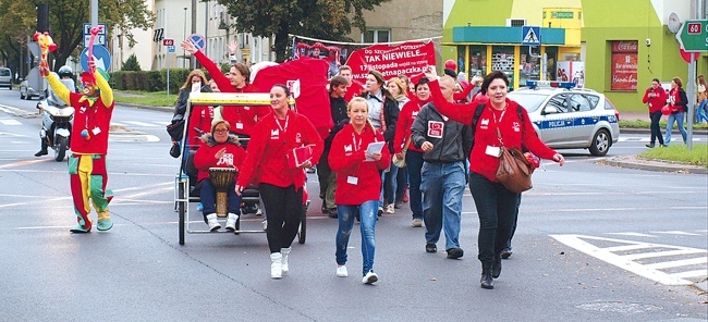 Aby pomóc, wybierz na www.szlachetnapaczka.pl jedną z potrzebujących rodzin i przygotuj dla niej wyjątkową pomoc.  Paczkę można zrobić wspólnie z rodziną, przyjaciółmi, znajomymi z pracy...