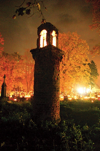 Kapliczka w stylu latarni umarłych na cmentarzu w Nowym Duninowie  
