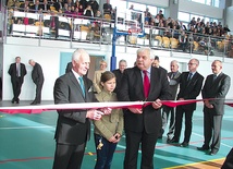  Starosta i burmistrz przecięli inauguracyjną wstęgę