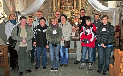 Pielgrzymi, którzy przeszli Jakubowym Szlakiem ze Szczyrku do Simoradza – na zdjęciu – w Simoradzu z ks. Stanisławem Pindlem