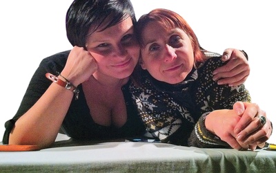 Marta Żywicka (Żaneta) i Halina Szymańska (Arleta) grają bardzo czułe przyjaciółki