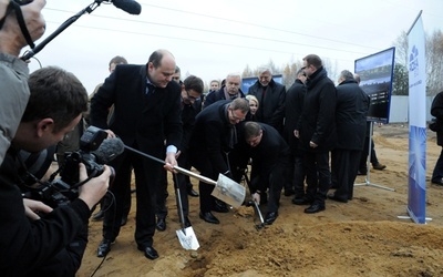 Pierwszego wykopu ziemi dokonuje prezydent Radomia Andrzej Kosztowniak