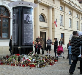 Ponowne pogrzeby ofiar katastrofy smoleńskiej powodują ból i cierpienie