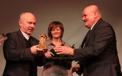 Laureaci otrzymali statuetkę "Latarenka" i honorowy tytuł "Społecznika roku"