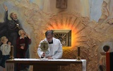 Relikwie św. Józefa Kalasncjusza w kaplicy szkolnej znajdują się w nowym relikwiarzu z czterema promieniami umieszczonym w sercu wizerunku świętego na ścianie