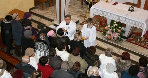 Błogosławieństwo olejem św. Charbela otrzymało wielu wiernych