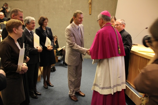 Wręczenie dekretów dla członków i konsultorów komisji synodalnych