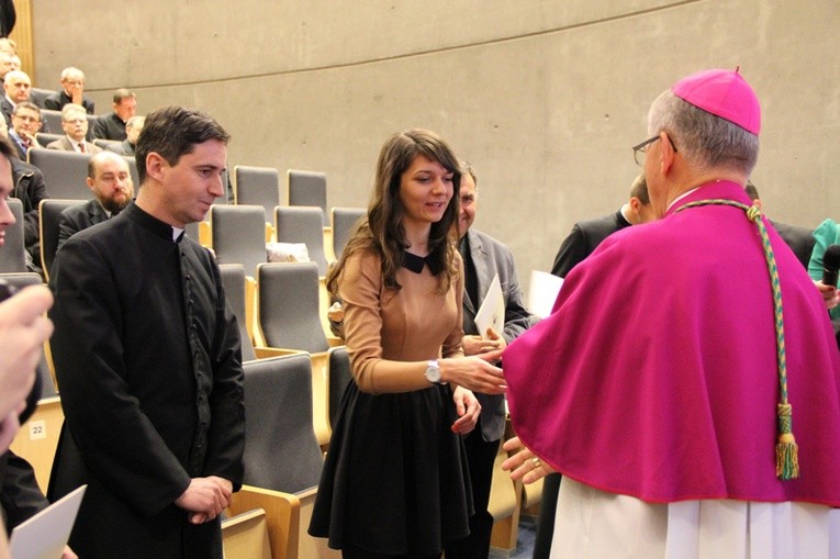 Wręczenie dekretów dla członków i konsultorów komisji synodalnych