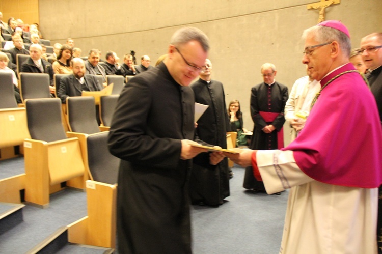 Wręczenie dekretów dla członków i konsultorów komisji synodalnych