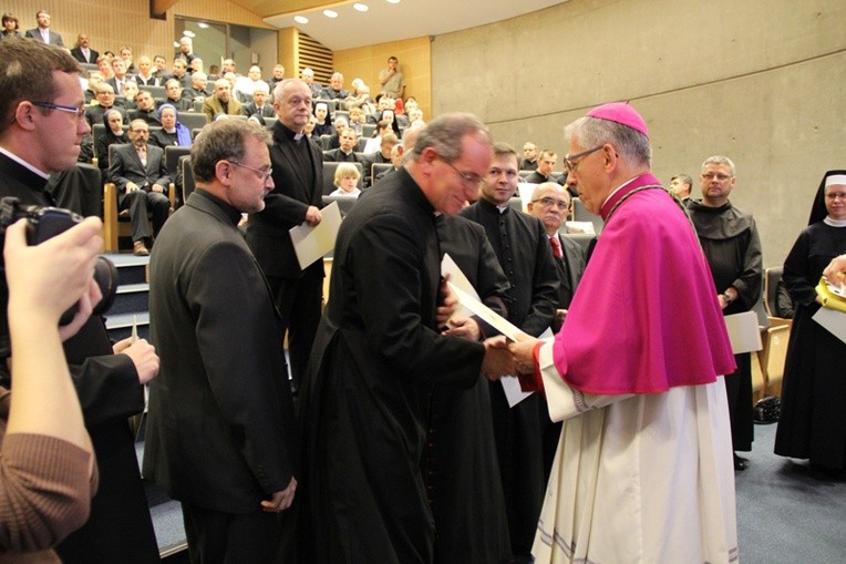 Wręczenie dekretów dla członków i konsultorów komisji synodalnych