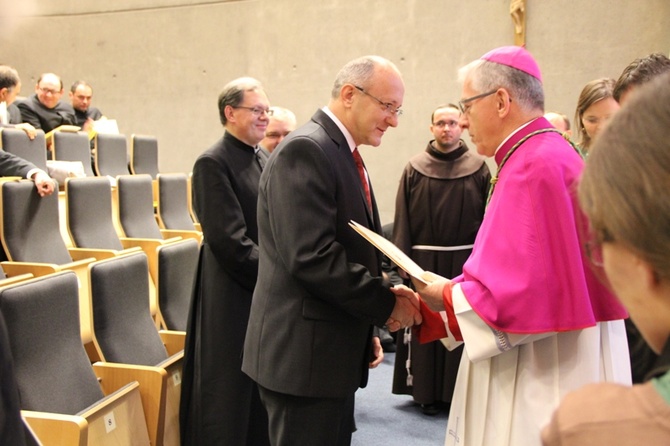 Wręczenie dekretów dla członków i konsultorów komisji synodalnych