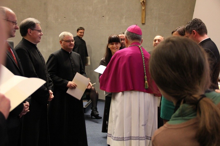 Wręczenie dekretów dla członków i konsultorów komisji synodalnych