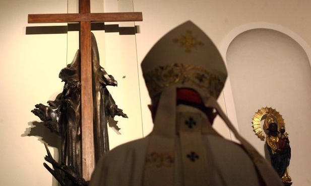 Monument z brązu nawiązuje do dwóch narodowych tragedii: mordu w Katyniu z roku 1940 i katastrofy lotniczej z 2010 r.
