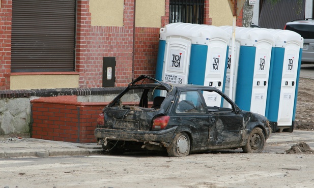 Zniszczony samochód w centrum Bogatyni