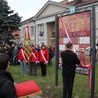 Uroczystość odsłonięcia pamiątkowej tablicy przed budynkiem poczty w Łowiczu