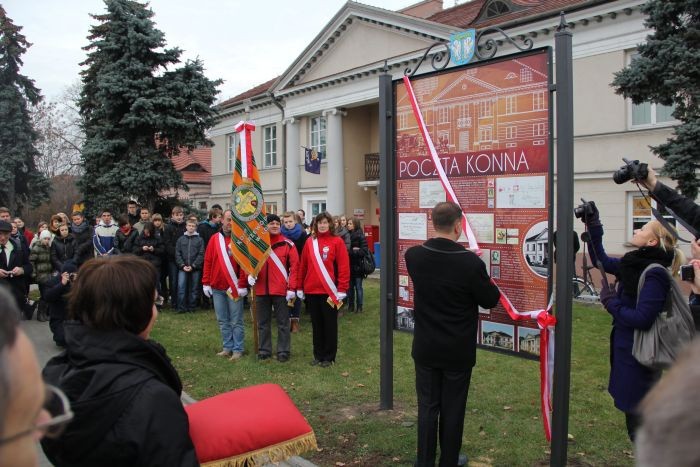 Uroczystość odsłonięcia pamiątkowej tablicy przed budynkiem poczty w Łowiczu