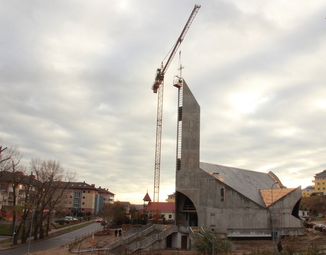 Krzyż zwieńczył 40-metrową wieżę kościoła