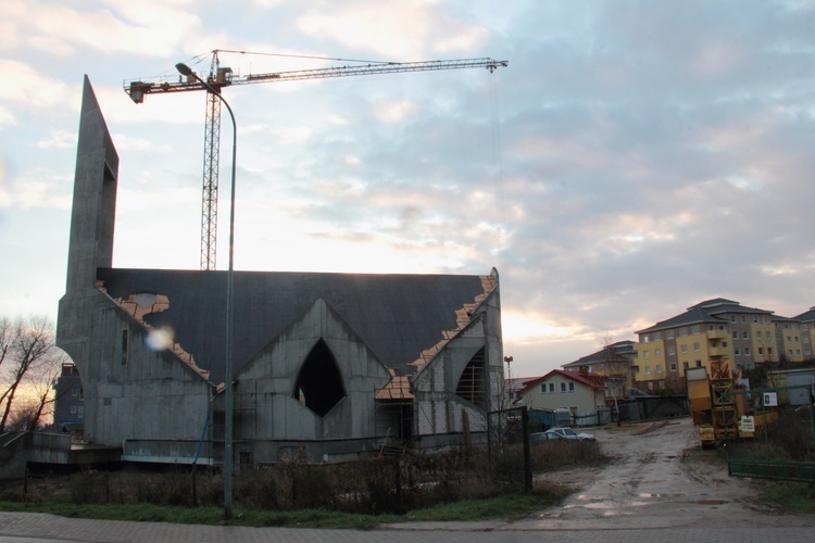 Kościół pw. św. Teresy Benedykty od Krzyża ma już własny krzyż