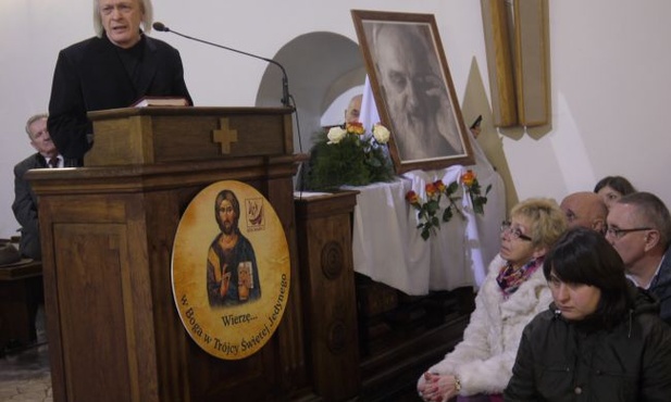 Aktor Wiesław Komasa w poetyckiej reflekcji przypomniał prawdę, że „Bóg pisze prosto na liniach krzywych” życia człowieka