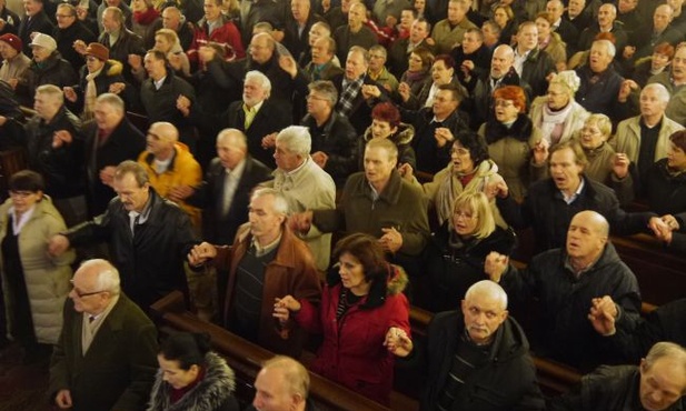 Tradycją spotkań w Ośrodku Apostolstwa Trzeźwości w Zakroczymiu jest wspólne śpiewanie pieśni "Abba Ojcze", gdy wszysy trzymają się za dłonie