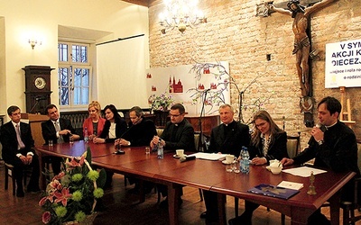  Panel dyskusyjny z udziałem wszystkich gości sympozjum poprowadził ks. Andrzej Janicki, audytor Sądu Biskupiego i opiekun duchowy Wspólnoty Trudnych Małżeństw „Sychar”