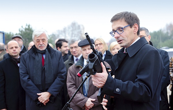 – Ten nowoczesny karabin będzie produkowany tu, w Radomiu – mówi minister Mikołaj Budzanowski 