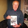  Albert Stobrawe pokazuje album ze zdjęciem ojca na barce na Kanale Kłodnickim