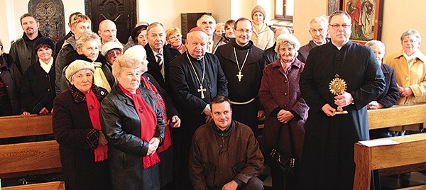  Pamiątkowe zdjęcie z kard. Dziwiszem i bp. Damianem Muskusem OFM