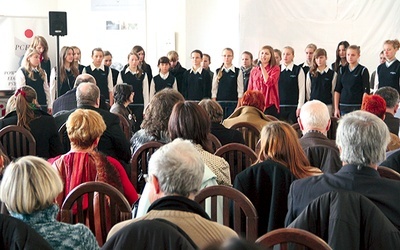 Podczas gali z programem pieśni patriotycznych wystąpiła młodzież z Zespołu Szkół Publicznych w Lubiążu 