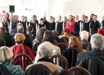 Podczas gali z programem pieśni patriotycznych wystąpiła młodzież z Zespołu Szkół Publicznych w Lubiążu 