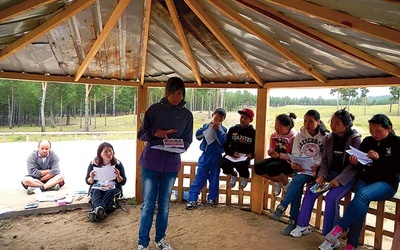 Ania prowadziła zajęcia integracyjne podczas wakacyjnego obozu 
