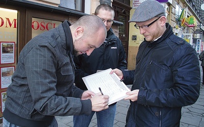 W ciągu pierwszych trzech dni petycję podpisało kilkanaście tysięcy osób – informuje Paweł Majewicz (z prawej), szef szczecińskiej „Civitas Christiana”, jednego ze współorganizatorów akcji 
