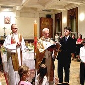  Wspólnoty neokatechumenalne liturgię celebrują bez pośpiechu z odpowiednimi komentarzami i śpiewami. Wtedy głębiej można ją przeżyć. Na zdjęciu Wigilia Paschalna w Zielonej Górze w 2012 roku