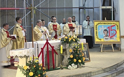  Eucharystii z okazji 15-lecia szkoły salezjańskiej przewodniczył  bp Jan Kopiec