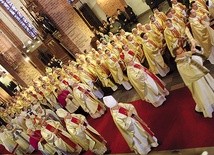 Na Eucharystię przybyło wielu kapłanów, którzy pod przewodnictwem abp. Wojciecha Ziemby dziękowali Bogu za owoce I Synodu Archidiecezji Warmińskiej 