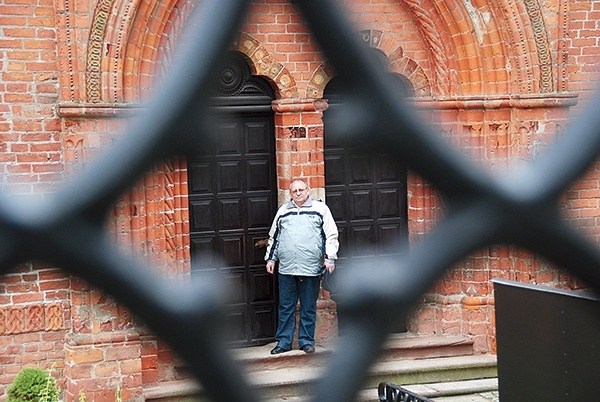 Andrzej Juliusz Sarwa jest autorem ponad 100 książek i laureatem I Ogólnopolskiego Konkursu Literackiego im. bł. ks. Jerzego Popiełuszki w dziedzinie prozy