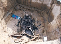 Brak wyposażenia grobowego wskazuje na niepospolitość prehistorycznego pochówku