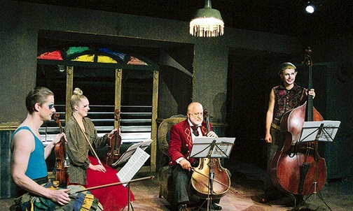  Sztuka największego austriackiego dramaturga drugiej połowy XX wieku to komedia o cyrku, jakim staje się nasze życie, gdy zaczyna nim rządzić chora ambicja