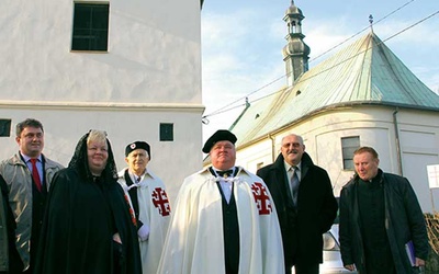  Ks. Tworek (z prawej) z bożogrobcami przed kościołem w Chełmie