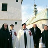 Ks. Tworek (z prawej) z bożogrobcami przed kościołem w Chełmie