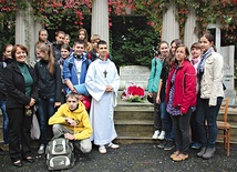   Cieszyńscy licealiści z katechetką Dorotą Kanią przy grobie ks. Londzina, po polowej Mszy Świętej  