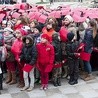 Dzieci, które zjawiły się w południe na Starym Mieście, chętnie wzięły udział w teledysku