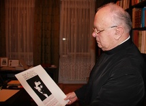 Biskup Józef Zawitkowski z Nagrodą im. W. Hulewicza