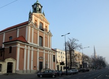 Kościół Narodzenia NMP na Lesznie bardziej znany jest pod nazwą" kościół przesuwany"