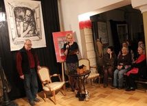 Jan Gondowicz i dyrektor Książnicy Joanna Banasiak podczas wernisażu wystawy 