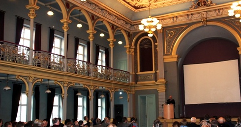 Konferencja historyków odbyła się w pięknym wnętrzu sali redutowej "Pod Orłem"