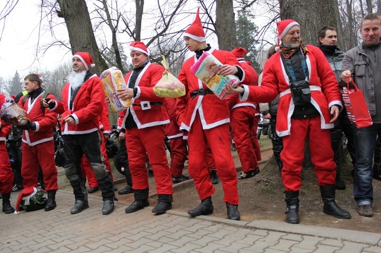 Motocykliści z prezentami dla Domu Dziecka