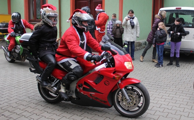 Motocykliści z prezentami dla Domu Dziecka
