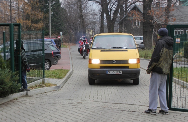 Motocykliści z prezentami dla Domu Dziecka